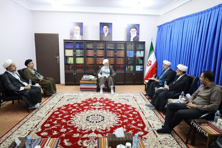 تصاویر/ دیدار مدیرکل و معاونین مرکز خدمات حوزه های علمیه مازندران با نماینده ولی‌فقیه در استان
