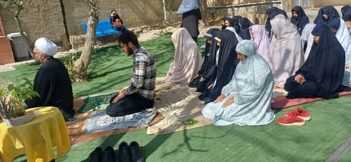تصاویر/  اقامه نماز جماعت در دبیرستان دخترانه دوره اول آیین زهرا دماوند