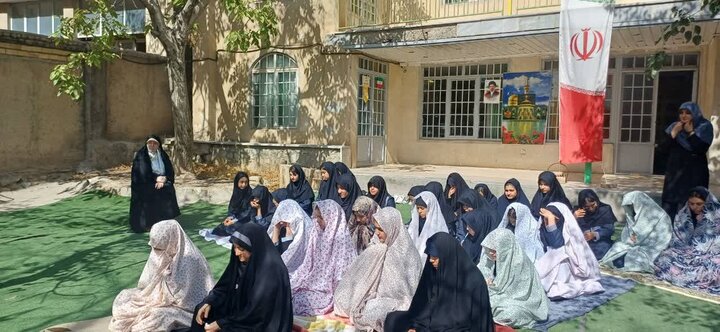 تصاویر/  اقامه نماز جماعت در دبیرستان دخترانه دوره اول آیین زهرا دماوند