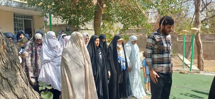 تصاویر/  اقامه نماز جماعت در دبیرستان دخترانه دوره اول آیین زهرا دماوند
