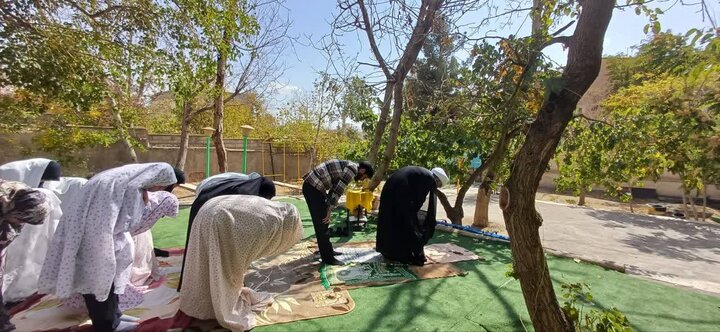 تصاویر/  اقامه نماز جماعت در دبیرستان دخترانه دوره اول آیین زهرا دماوند