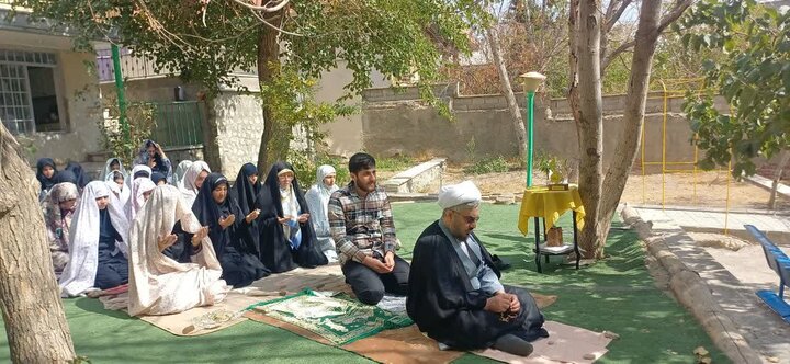 تصاویر/  اقامه نماز جماعت در دبیرستان دخترانه دوره اول آیین زهرا دماوند