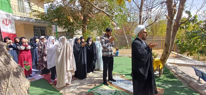تصاویر/  اقامه نماز جماعت در دبیرستان دخترانه دوره اول آیین زهرا دماوند