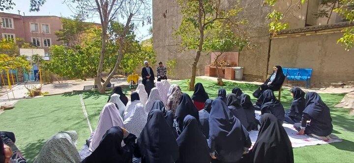 تصاویر/  اقامه نماز جماعت در دبیرستان دخترانه دوره اول آیین زهرا دماوند