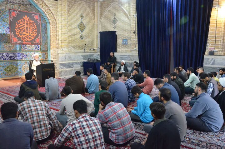 تصاویر/حضور نماینده ولی‌فقیه در استان مرکزی در جمع طلاب مدرسه علمیه امام خمینی (ره) اراک
