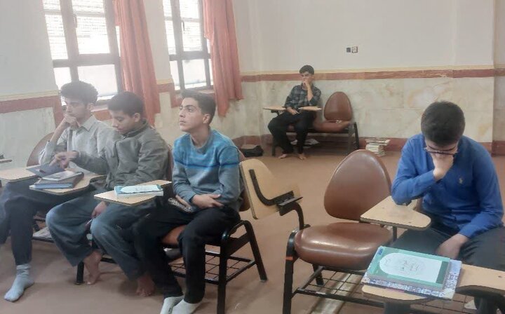 تصاویر/ کارگاه تربیتی با موضوع هویت طلبگی برای طلاب سطح یک مدرسه علمیه امام صادق (ع) قروه
