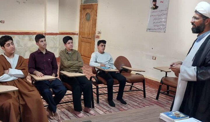 تصاویر/ کارگاه تربیتی با موضوع هویت طلبگی برای طلاب سطح یک مدرسه علمیه امام صادق (ع) قروه