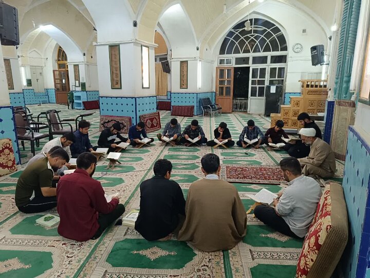 تصاویر/ جلسه قرائت قرآن کریم طلاب مدرسه علمیه آیت‌الله مدنی کاشانی(ره)