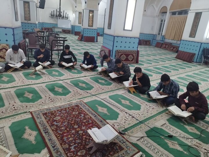 تصاویر/ جلسه قرائت قرآن کریم طلاب مدرسه علمیه آیت‌الله مدنی کاشانی(ره)