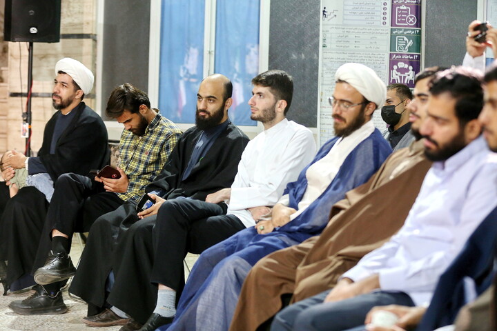 تصاویر/ شب شعر امین به یاد امام شهید ایران در مدرسه علمیه آیت الله بهجت(ره) قم