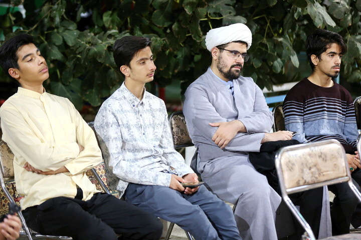 تصاویر/ شب شعر امین به یاد امام شهید ایران در مدرسه علمیه آیت الله بهجت(ره) قم