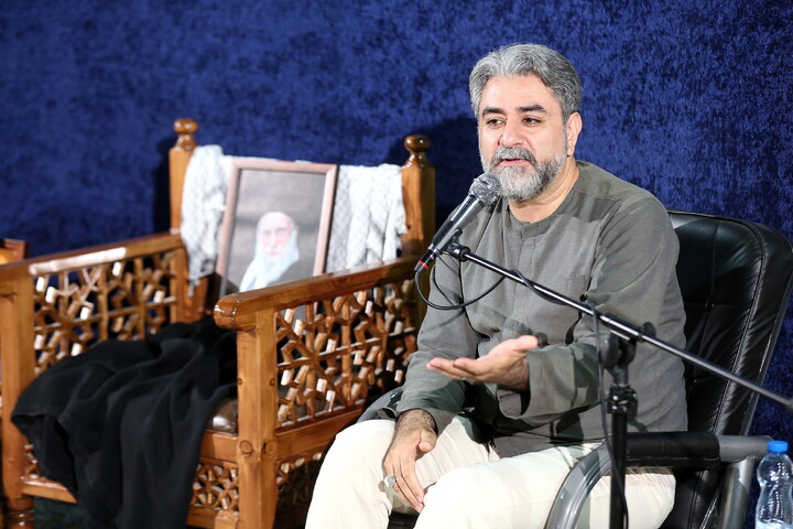 تصاویر/ شب شعر امین به یاد امام شهید ایران در مدرسه علمیه آیت الله بهجت(ره) قم