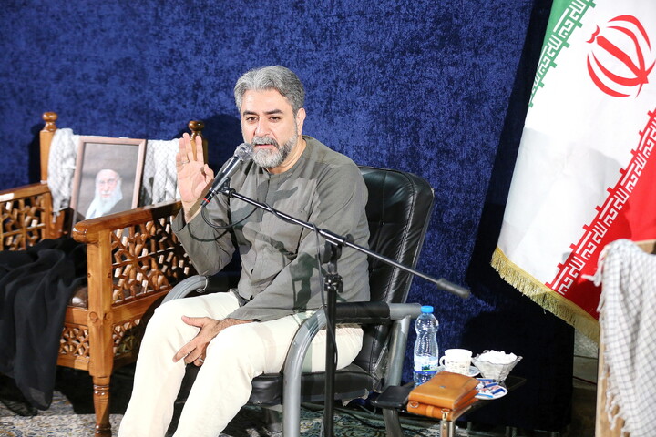 تصاویر/ شب شعر امین به یاد امام شهید ایران در مدرسه علمیه آیت الله بهجت(ره) قم