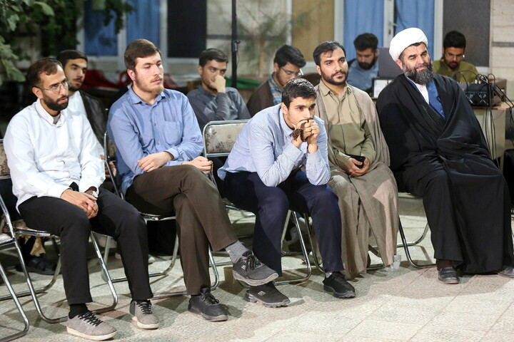 تصاویر/ شب شعر امین به یاد امام شهید ایران در مدرسه علمیه آیت الله بهجت(ره) قم