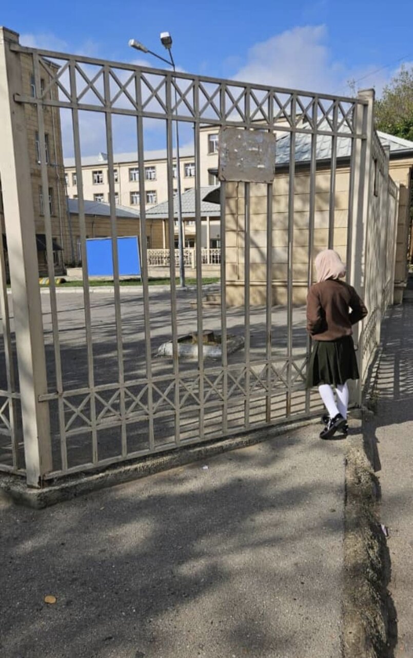 Школьники в Азербайджане выступают против запрета хиджаба в учебных заведениях