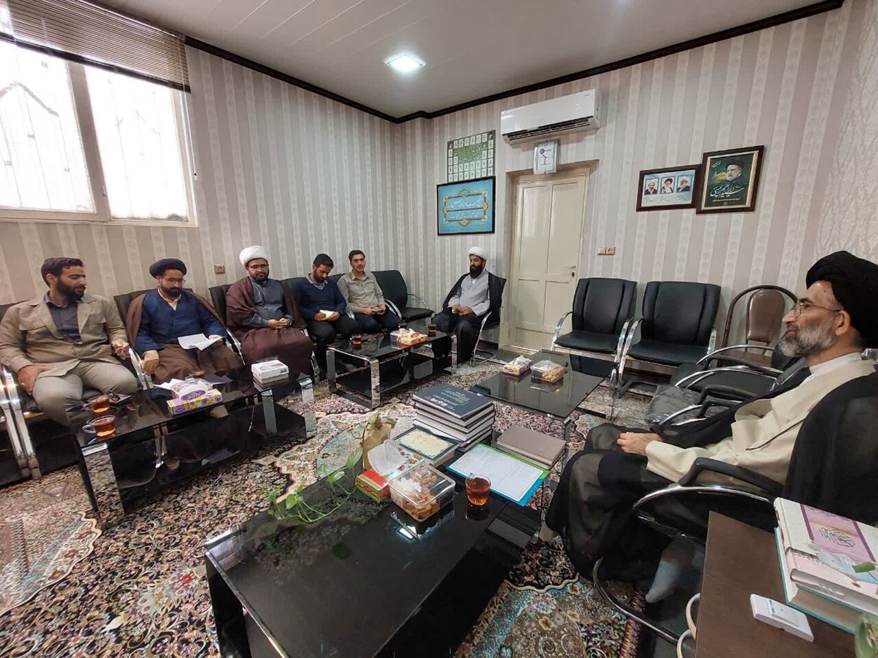 نهادهای حوزوی انسجام خودشان را حفظ کنند/طلاب جهادی هیچ موقع از درس فاصله نگیرند