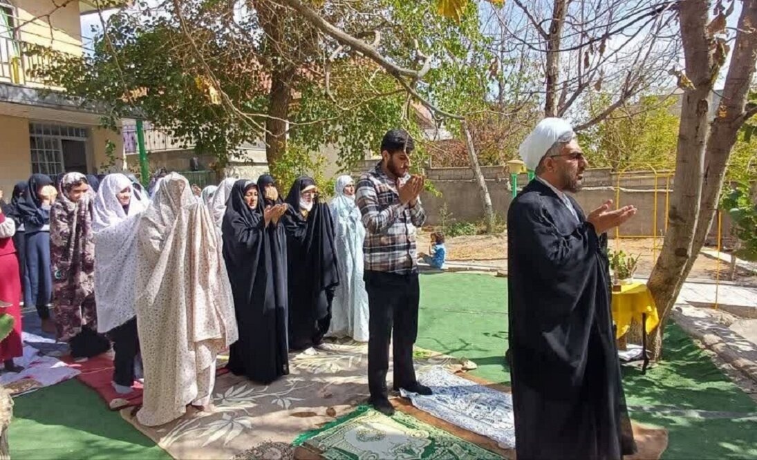 تصاویر/  اقامه نماز جماعت در دبیرستان دخترانه دوره اول آیین زهرا دماوند