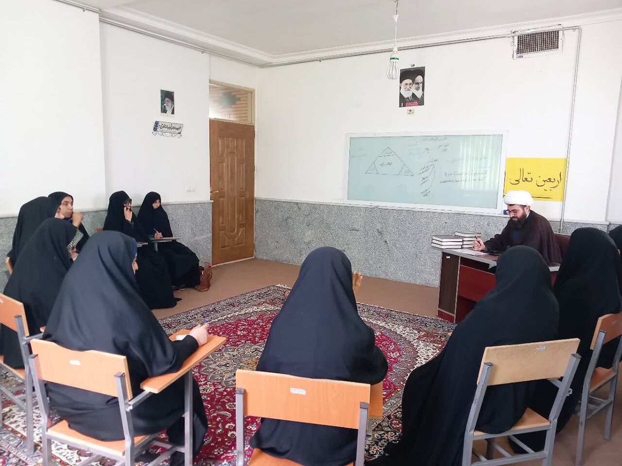 طلبه، مأمور احیای معنوی جامعه است