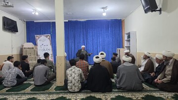درس اخلاق در مدرسه علمیه امام حسین(ع) برگزار می‌شود