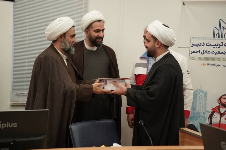 تصاویر/ نشست مشترک جمعیت هلال‌احمر و حوزه‌ علمیه آذربایجان‌شرقی با انعقاد تفاهم‌نامه همکاری
