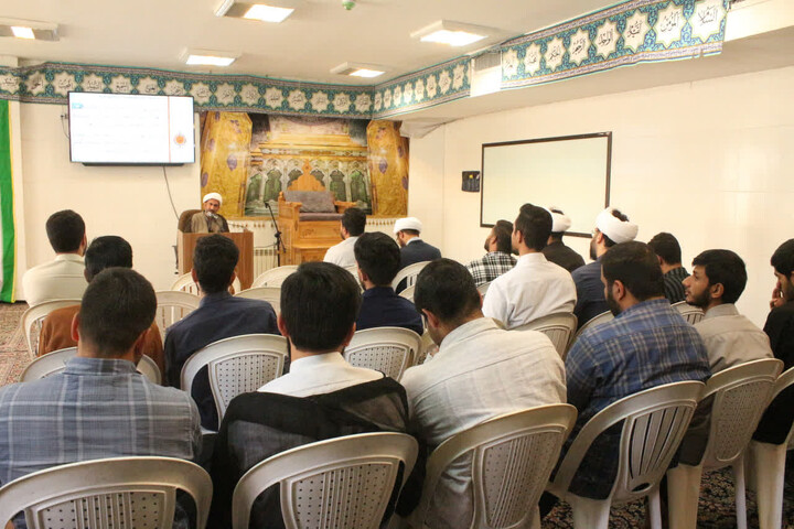 تصاویر/  سی‌ و یکمین جلسه از سلسله جلسات شرح صحیفه سجادیه در مدرسه علمیه امام مهدی (عج) کرمان