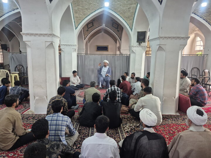 تصاویر/ نشست «تبیین سبک زندگی اسلامی با تاکید بر طب سنتی» در مدرسه علمیه آقابزرگ کاشان