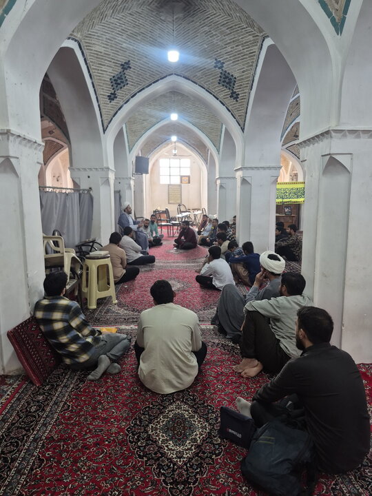 تصاویر/ نشست «تبیین سبک زندگی اسلامی با تاکید بر طب سنتی» در مدرسه علمیه آقابزرگ کاشان
