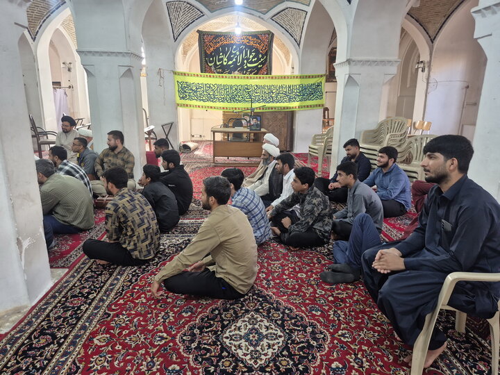 تصاویر/ نشست «تبیین سبک زندگی اسلامی با تاکید بر طب سنتی» در مدرسه علمیه آقابزرگ کاشان