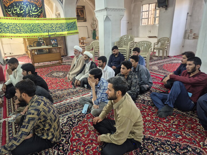 تصاویر/ نشست «تبیین سبک زندگی اسلامی با تاکید بر طب سنتی» در مدرسه علمیه آقابزرگ کاشان