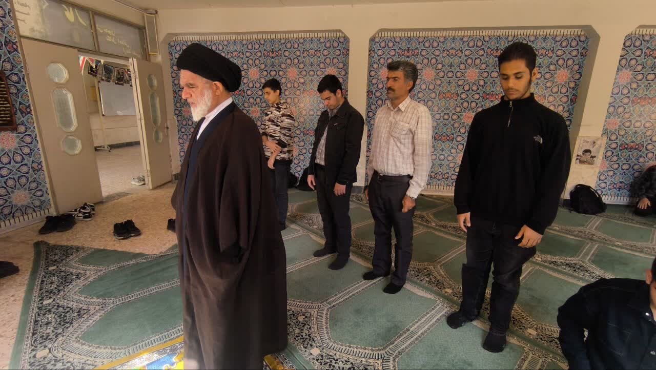 حضور امام جمعه نطنز در مدرسه استثنایی حاج قنبر رضاخواه کازرونی
