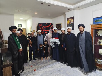 تصاویر/ دیدار مبلغین گروه تبلیغی مدرسه علمیه حقانی با خانواده ۱۲ شهید جنگ ۱۲ روزه و رمضان و دفاع مقدس