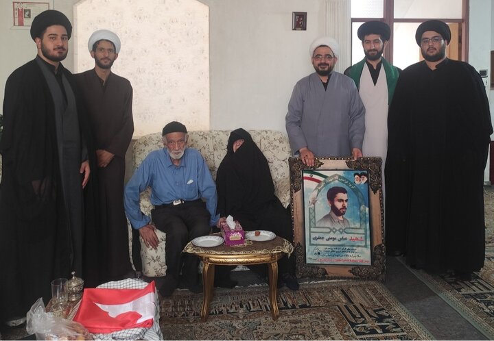 گزارش تصویری + دیدار مبلغین گروه تبلیغی مدرسه علمیه حقانی با خانواده ۱۲ شهید جنگ ۱۲ روزه و رمضان و دفاع مقدس