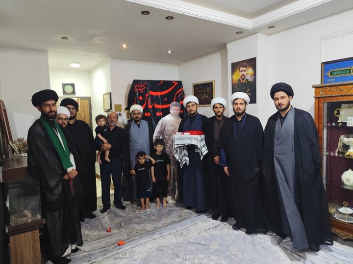 گزارش تصویری + دیدار مبلغین گروه تبلیغی مدرسه علمیه حقانی با خانواده ۱۲ شهید جنگ ۱۲ روزه و رمضان و دفاع مقدس