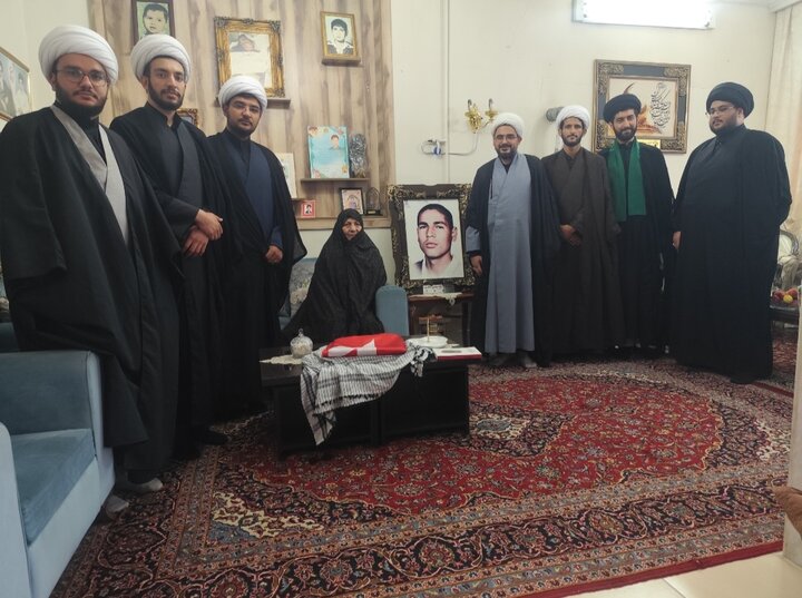 گزارش تصویری + دیدار مبلغین گروه تبلیغی مدرسه علمیه حقانی با خانواده ۱۲ شهید جنگ ۱۲ روزه و رمضان و دفاع مقدس