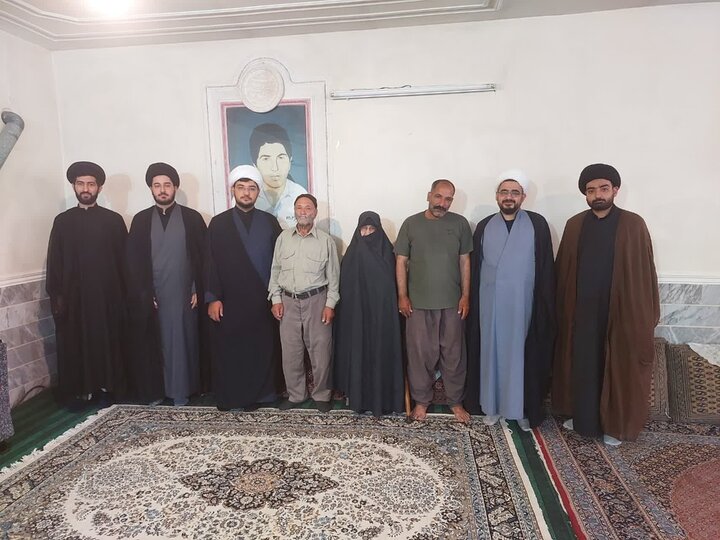 گزارش تصویری + دیدار مبلغین گروه تبلیغی مدرسه علمیه حقانی با خانواده ۱۲ شهید جنگ ۱۲ روزه و رمضان و دفاع مقدس