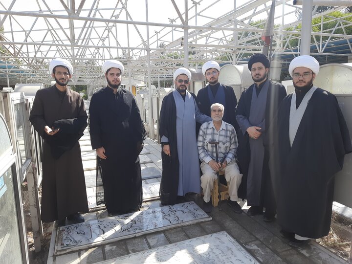 گزارش تصویری + دیدار مبلغین گروه تبلیغی مدرسه علمیه حقانی با خانواده ۱۲ شهید جنگ ۱۲ روزه و رمضان و دفاع مقدس