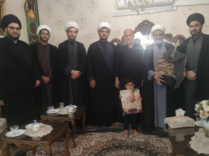 گزارش تصویری + دیدار مبلغین گروه تبلیغی مدرسه علمیه حقانی با خانواده ۱۲ شهید جنگ ۱۲ روزه و رمضان و دفاع مقدس