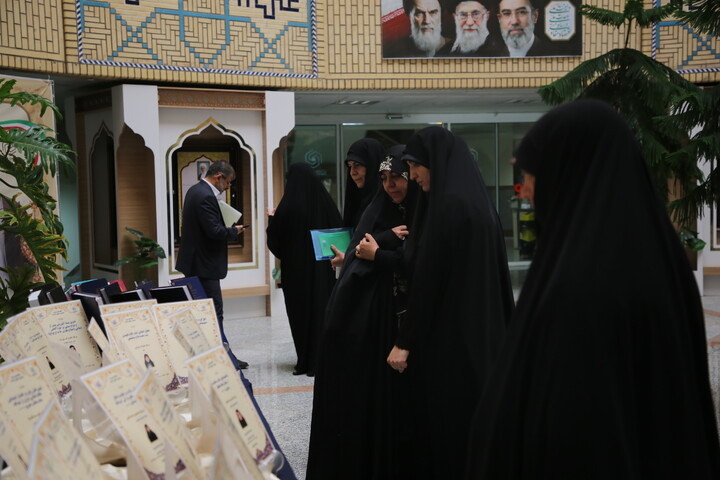 بازدید از نمایشگاه هجدهمین جشنوارۀ علمی پژوهشی بانوی کرامت
