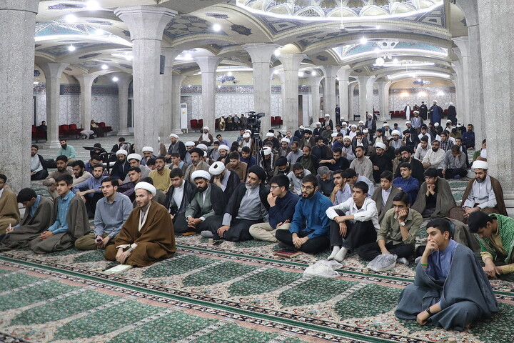 تصاویر/ درس اخلاق آیت الله شب زنده دار در مدرسه علمیه فیضیه