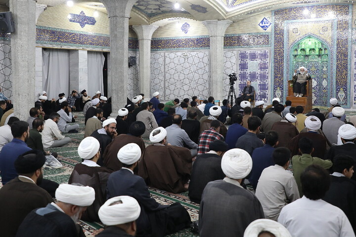 تصاویر/ درس اخلاق آیت الله شب زنده دار در مدرسه علمیه فیضیه