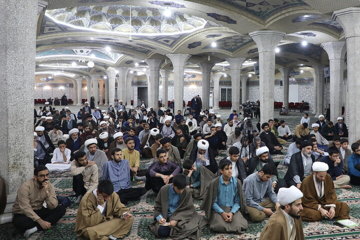 تصاویر/ درس اخلاق آیت الله شب زنده دار در مدرسه علمیه فیضیه