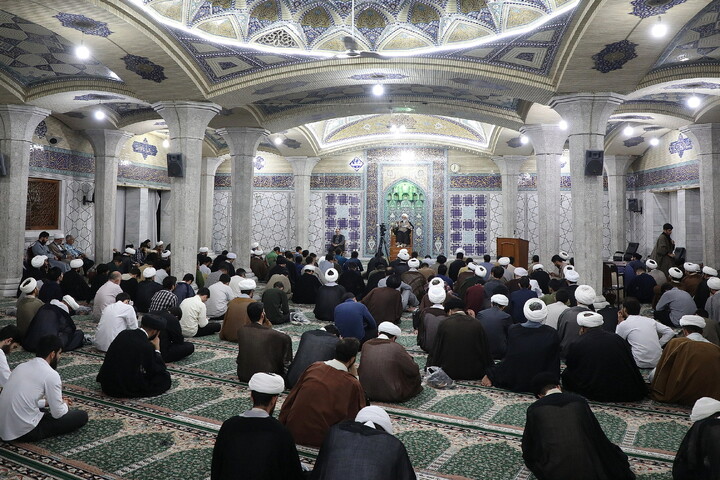تصاویر/ درس اخلاق آیت الله شب زنده دار در مدرسه علمیه فیضیه
