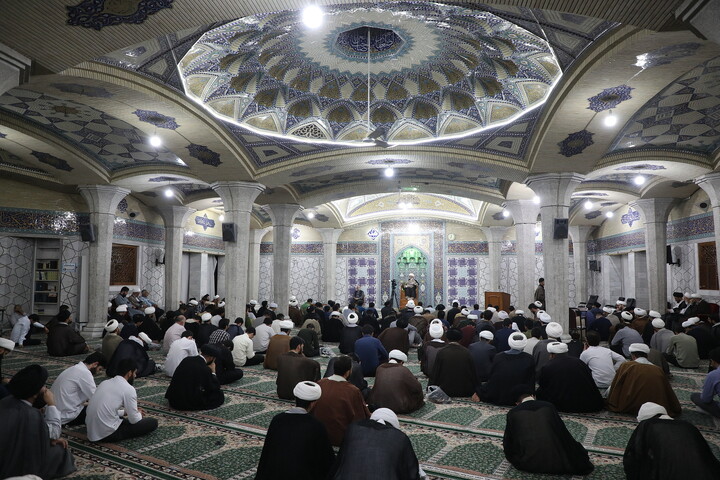 تصاویر/ درس اخلاق آیت الله شب زنده دار در مدرسه علمیه فیضیه