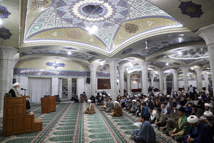 تصاویر/ درس اخلاق آیت الله شب زنده دار در مدرسه علمیه فیضیه