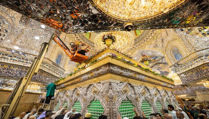 گل آرایی حرم امام حسین (علیه السلام)  در آستانه ولادت حضرت زینب کبری (سلام الله علیها)