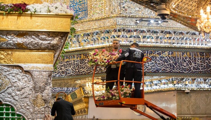 گل آرایی حرم امام حسین (علیه السلام)  در آستانه ولادت حضرت زینب کبری (سلام الله علیها)
