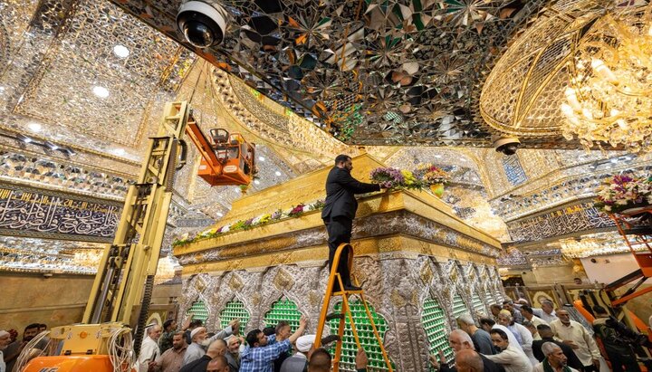 گل آرایی حرم امام حسین (علیه السلام)  در آستانه ولادت حضرت زینب کبری (سلام الله علیها)