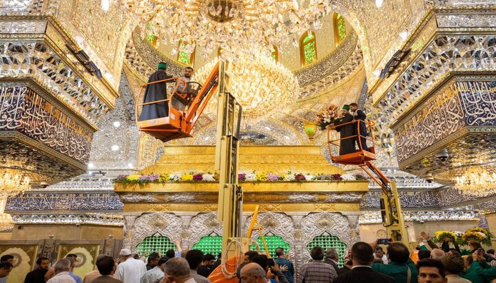 گل آرایی حرم امام حسین (علیه السلام)  در آستانه ولادت حضرت زینب کبری (سلام الله علیها)