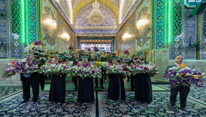 گل آرایی حرم امام حسین (علیه السلام)  در آستانه ولادت حضرت زینب کبری (سلام الله علیها)