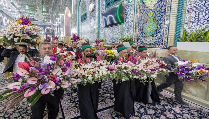 گل آرایی حرم امام حسین (علیه السلام)  در آستانه ولادت حضرت زینب کبری (سلام الله علیها)